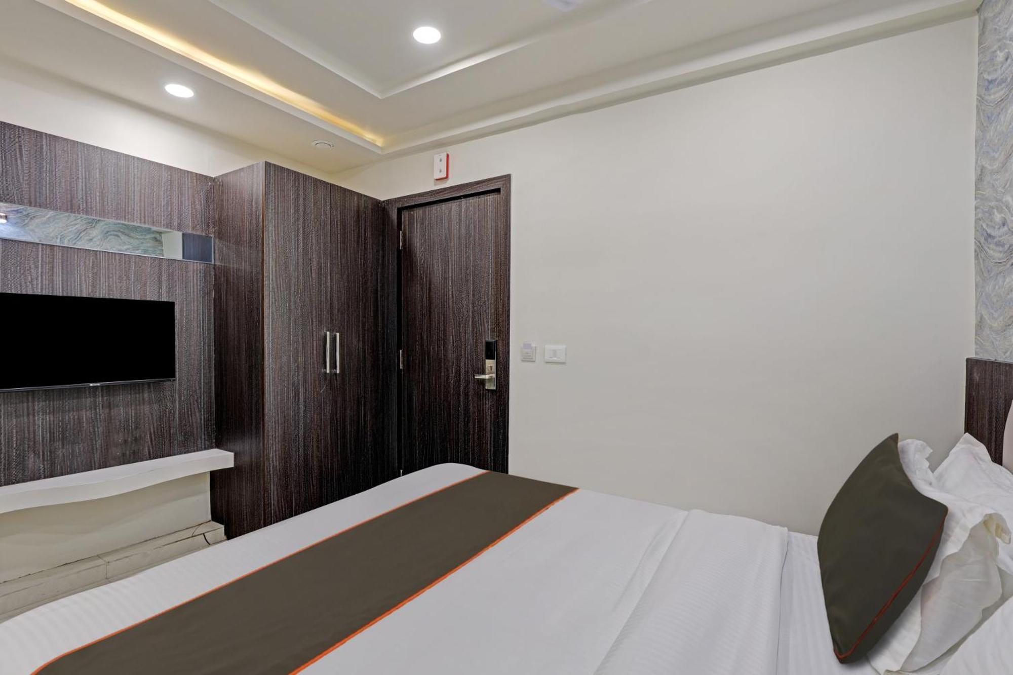 Collection O Alpha One Hotel Ahmedabad Exterior foto