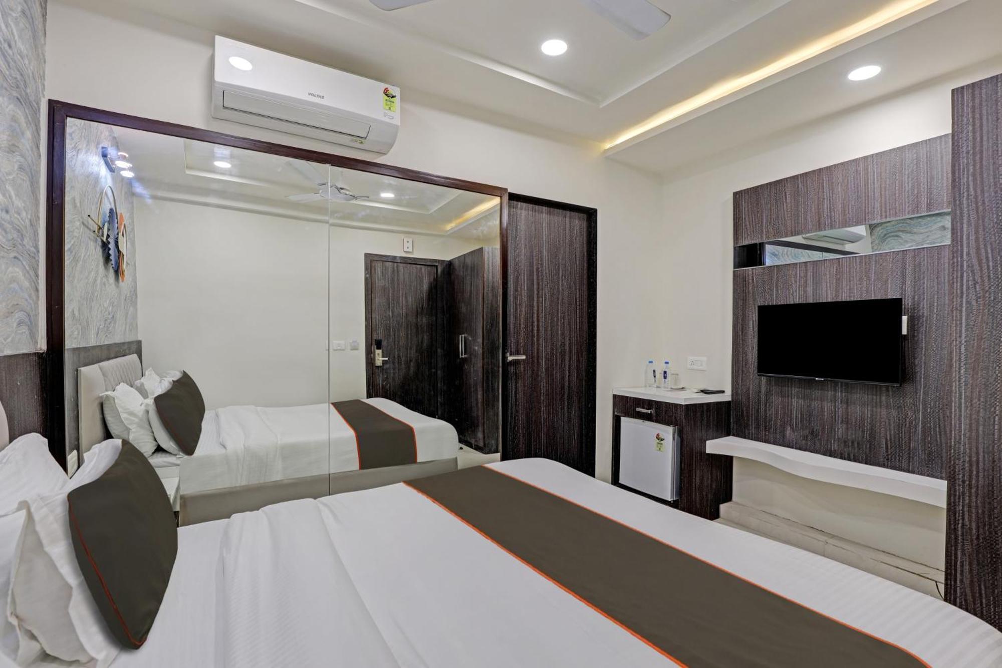 Collection O Alpha One Hotel Ahmedabad Exterior foto