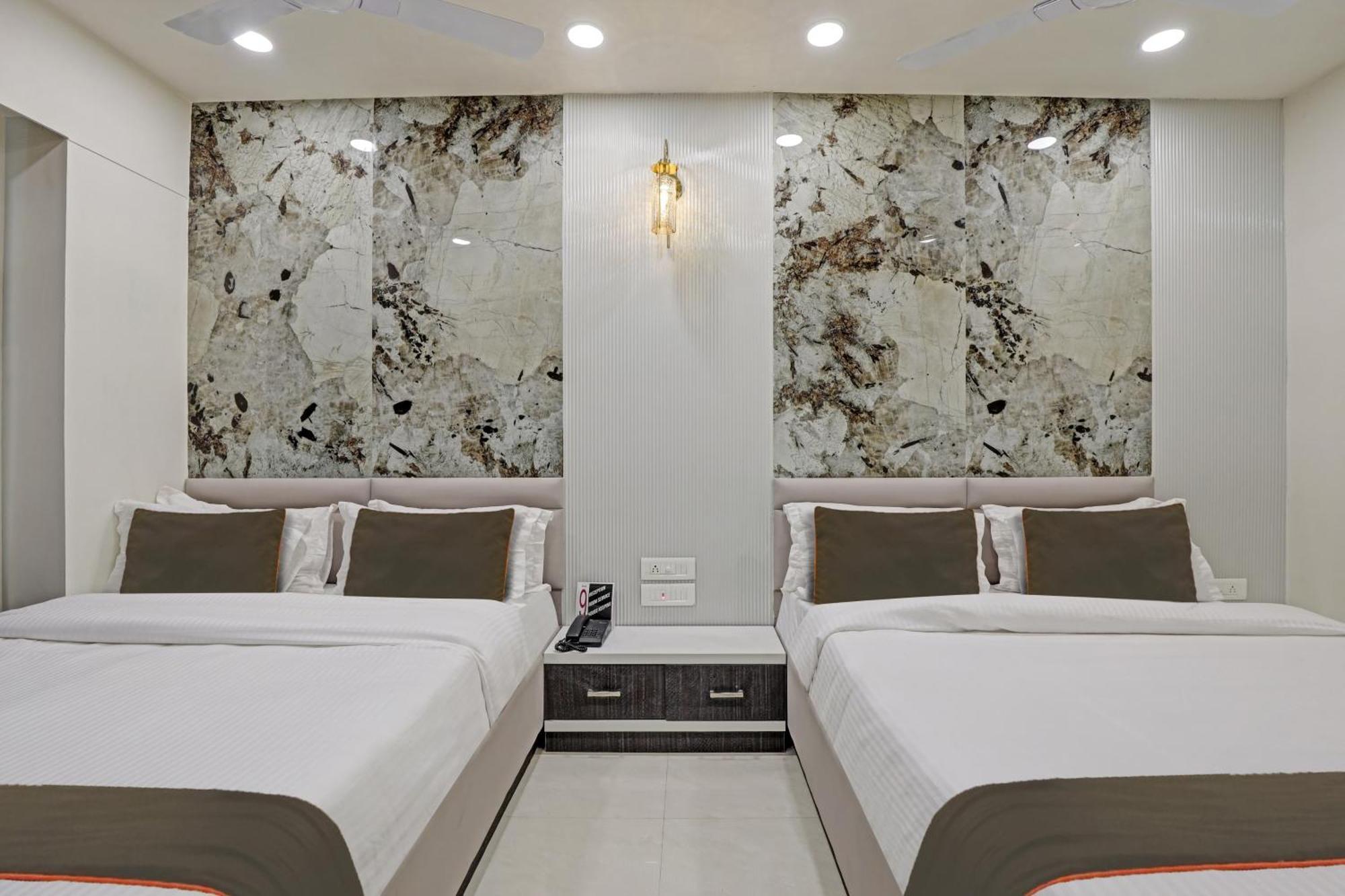 Collection O Alpha One Hotel Ahmedabad Exterior foto