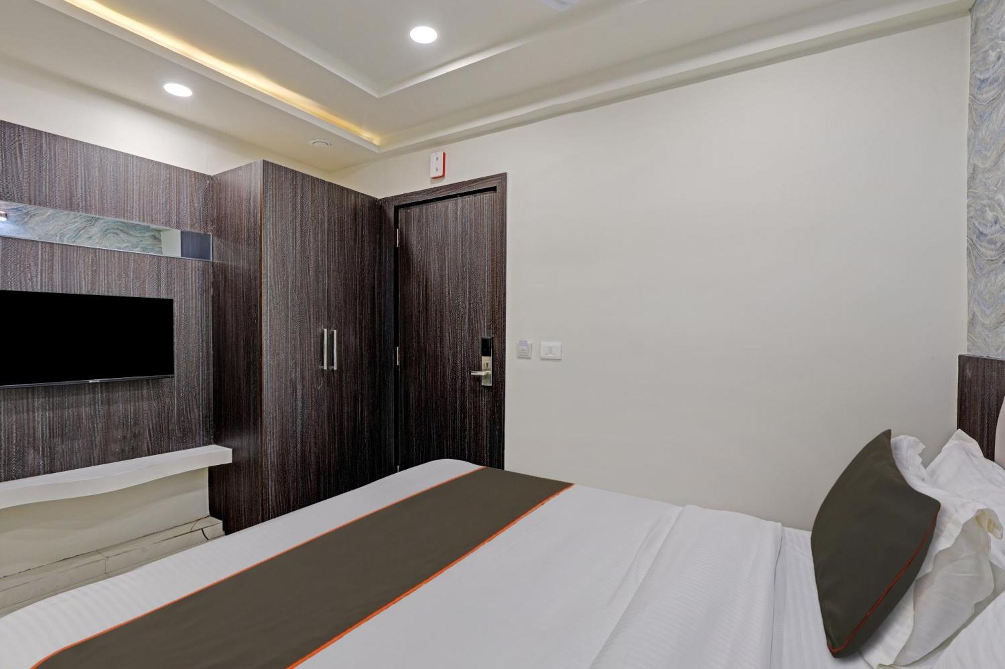 Collection O Alpha One Hotel Ahmedabad Exterior foto